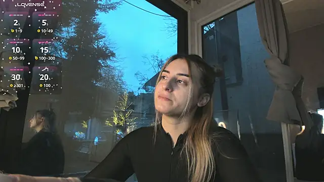 Snapshot of Ella_Vee chatting on December 5, 5:38 am Ella Vee online show from December 5, 5:38 am