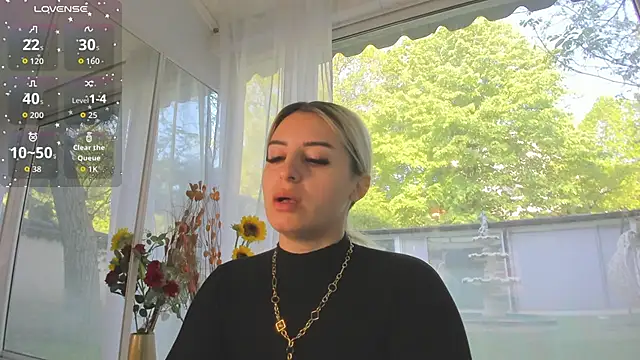 Ella Vee online show from April 28, 5:45 am