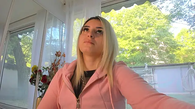 Ella Vee online show from May 4, 5:03 am