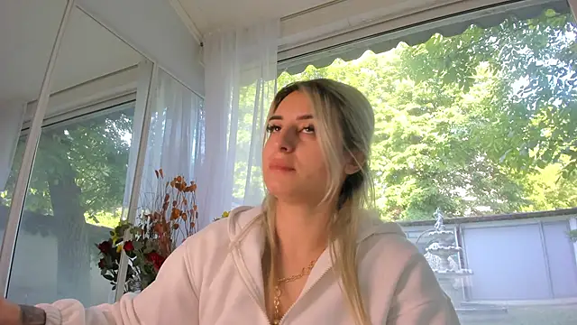 Snapshot of Ella_Vee chatting on May 15, 5:25 am Ella Vee online show from May 15, 5:25 am