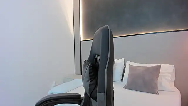 desireee  online show from October 20, 12:16 pm