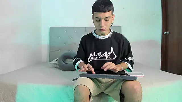 Snapshot of twinkDuohot chatting on December 14, 5:29 pm twinkDuohot online show from December 14, 5:29 pm