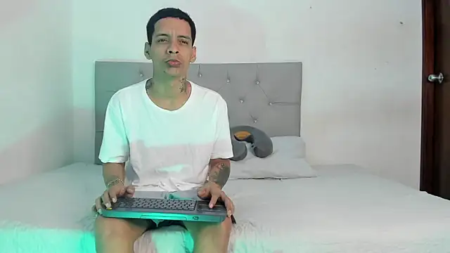 Snapshot of twinkDuohot chatting on December 18, 4:18 am twinkDuohot online show from December 18, 4:18 am