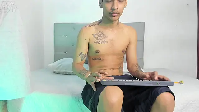 Snapshot of twinkDuohot chatting on December 18, 11:44 pm twinkDuohot online show from December 18, 11:44 pm