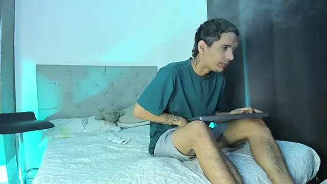 Snapshot of twinkDuohot chatting on February 2, 4:44 am twinkDuohot online show from February 2, 4:44 am