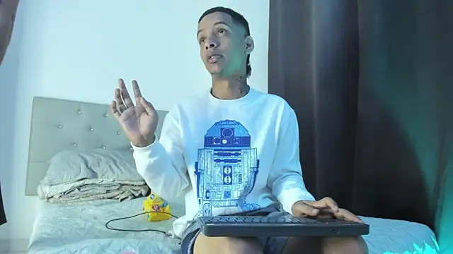 Snapshot of twinkDuohot chatting on February 5, 8:08 am twinkDuohot online show from February 5, 8:08 am