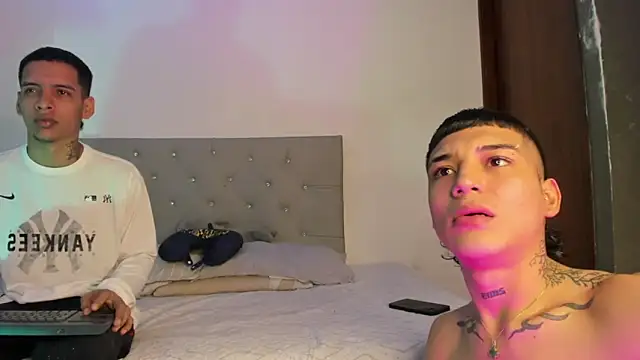 Snapshot of twinkDuohot chatting on February 12, 11:00 pm twinkDuohot online show from February 12, 11:00 pm