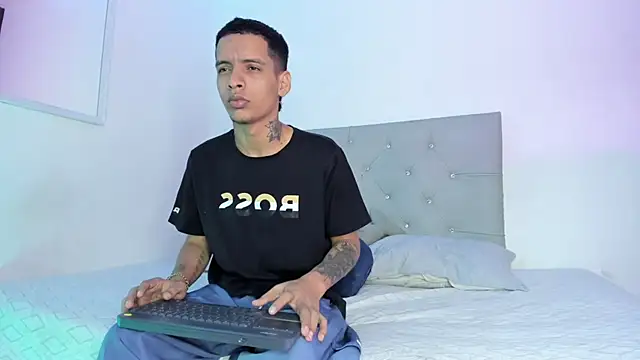 Snapshot of twinkDuohot chatting on February 14, 12:18 am twinkDuohot online show from February 14, 12:18 am