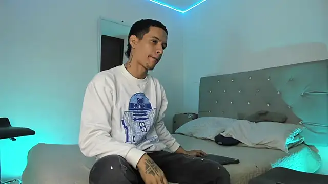 Snapshot of twinkDuohot chatting on March 5, 2:18 am twinkDuohot online show from March 5, 2:18 am