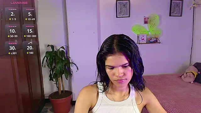 Snapshot of emycarver09 chatting on November 2, 12:13 am emycarver09 online show from November 2, 12:13 am