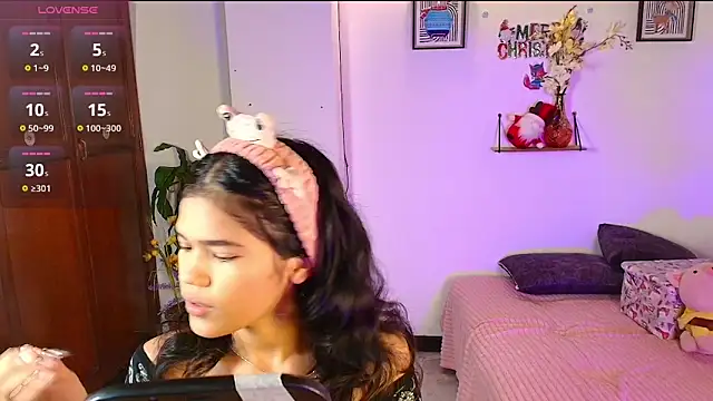 Snapshot of emycarver09 chatting on November 24, 11:43 am emycarver09 online show from November 24, 11:43 am