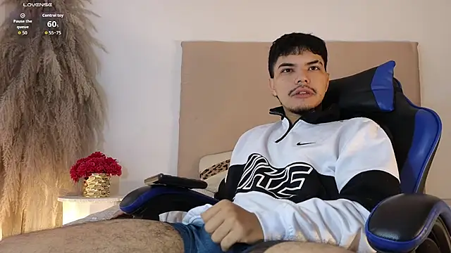 Snapshot of Snowlann chatting on November 21, 12:59 pm Snowlann online show from November 21, 12:59 pm