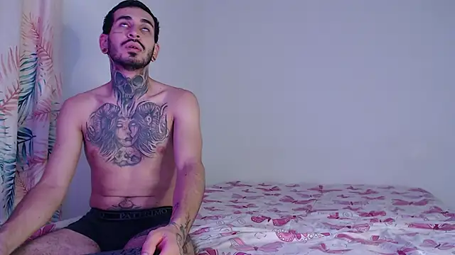 Snapshot of Tyler2y_luna chatting on November 6, 3:40 am Tyler2y luna online show from November 6, 3:40 am