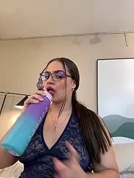 Tayler Kim online show from February 21, 6:42 pm