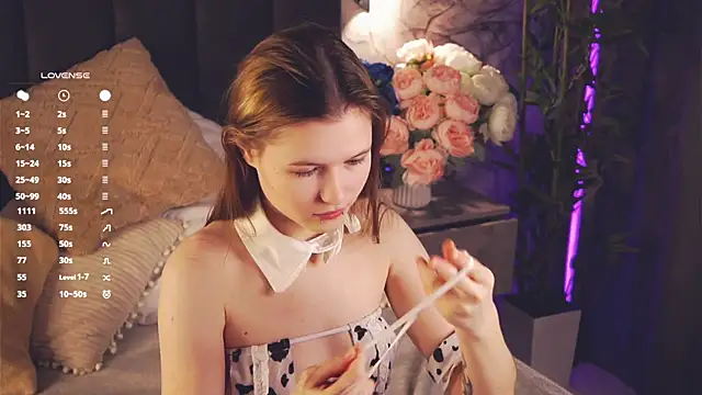 LynHillaire online show from April 23, 1:02 pm