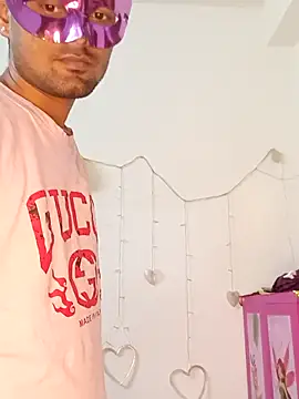 Snapshot of new_coupleee chatting on December 18, 1:39 pm new coupleee online show from December 18, 1:39 pm