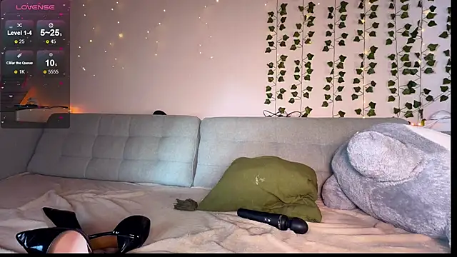 EmmyBell  online show from May 4, 1:12 am