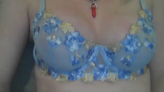 Snapshot of flirty_babe_x chatting on April 19, 9:06 pm flirty babe x online show from April 19, 9:06 pm