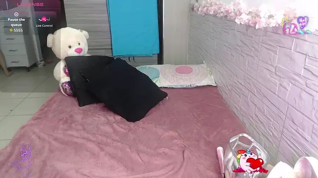 EmilyCoy  online show from June 28, 7:25 am