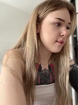 Snapshot of elliss_ chatting on September 19, 7:21 am elliss  online show from September 19, 7:21 am