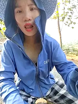 Snapshot of Tin_tanny chatting on December 1, 6:40 am Tin tanny online show from December 1, 6:40 am