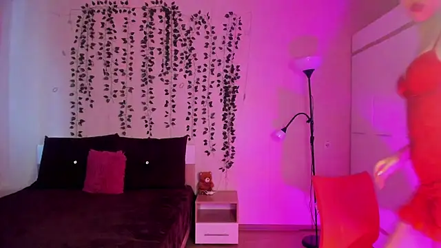 Snapshot of Kitty_Mila chatting on October 30, 9:33 am Kitty Mila online show from October 30, 9:33 am