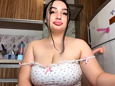 Snapshot of curvybombb chatting on October 5, 8:34 am curvybombb online show from October 5, 8:34 am