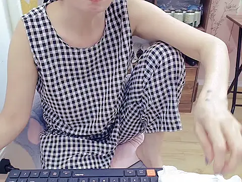 Snapshot of Funnygirl_9x chatting on May 21, 1:01 am Funnygirl 9x online show from May 21, 1:01 am