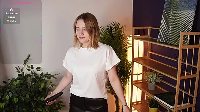 Snapshot of HollieCollelo chatting on September 17, 3:08 am HollieCollelo online show from September 17, 3:08 am