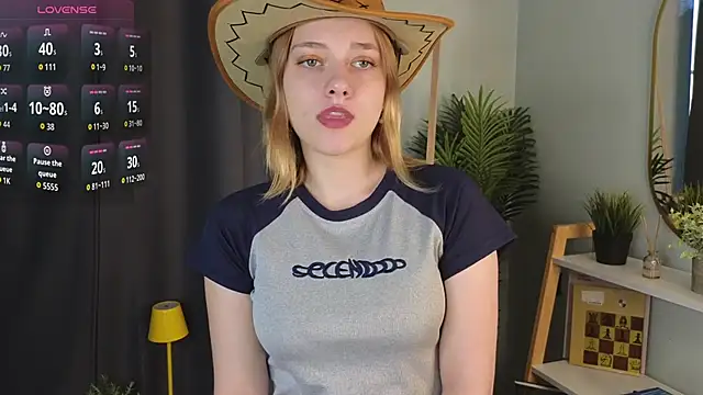 Snapshot of HollieCollelo chatting on October 17, 3:10 am HollieCollelo online show from October 17, 3:10 am