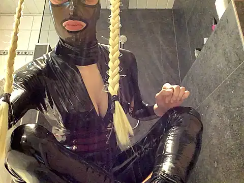 Snapshot of latexluisa chatting on April 15, 2:46 pm latexluisa online show from April 15, 2:46 pm