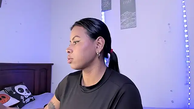 Snapshot of Michluxe_69 chatting on November 9, 1:59 am Michluxe 69 online show from November 9, 1:59 am