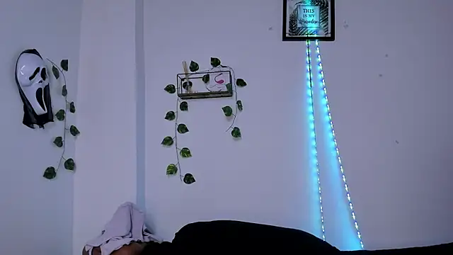 Snapshot of Michluxe_69 chatting on November 13, 10:52 pm Michluxe 69 online show from November 13, 10:52 pm