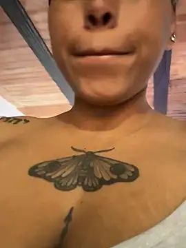 Snapshot of Michluxe_69 chatting on December 1, 3:06 pm Michluxe 69 online show from December 1, 3:06 pm