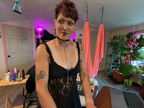 Snapshot of kinkycanner chatting on April 11, 11:09 pm kinkycanner online show from April 11, 11:09 pm