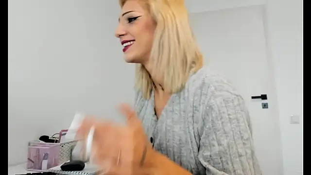 Snapshot of crystalxx18 chatting on October 6, 8:01 am crystalxx18 online show from October 6, 8:01 am