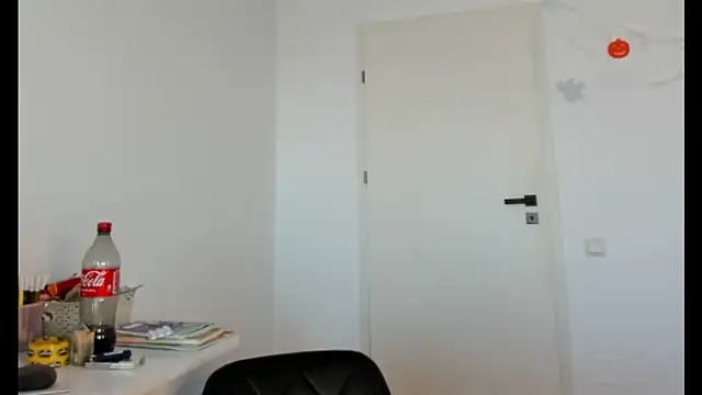 Snapshot of crystalxx18 chatting on October 17, 9:34 am crystalxx18 online show from October 17, 9:34 am