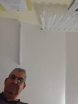 Snapshot of Oldmenhot66 chatting on December 3, 5:15 am Oldmenhot66 online show from December 3, 5:15 am