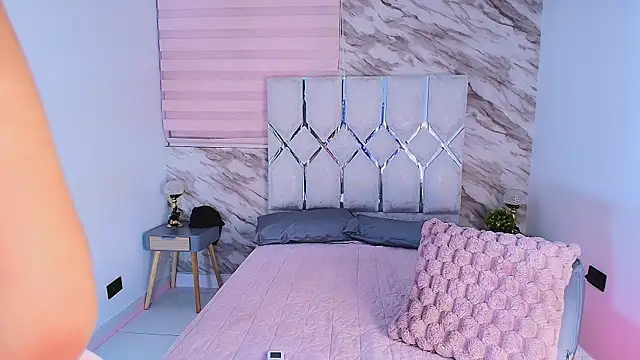 Snapshot of collet_1 chatting on June 20, 12:08 pm collet 1 online show from June 20, 12:08 pm