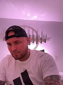 Snapshot of joshmahe chatting on October 8, 4:43 am joshmahe online show from October 8, 4:43 am