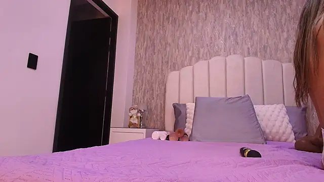 Snapshot of sofi_hils chatting on December 2, 11:59 am sofi hils online show from December 2, 11:59 am