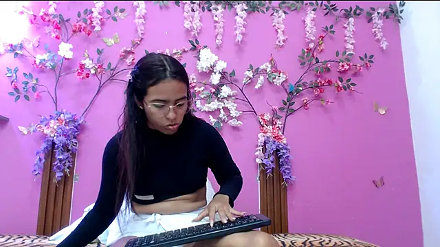 skinnysofia18 online show from March 29, 1:16 am