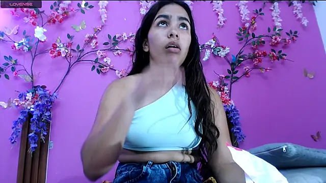 Snapshot of skinnysofia18 chatting on June 18, 2:21 pm skinnysofia18 online show from June 18, 2:21 pm