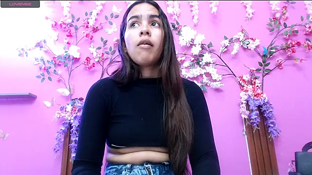 Snapshot of skinnysofia18 chatting on June 20, 2:09 pm skinnysofia18 online show from June 20, 2:09 pm