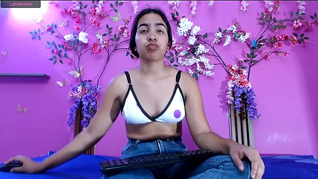 Snapshot of skinnysofia18 chatting on June 22, 2:14 pm skinnysofia18 online show from June 22, 2:14 pm