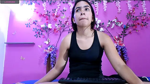 Snapshot of skinnysofia18 chatting on June 24, 1:43 pm skinnysofia18 online show from June 24, 1:43 pm