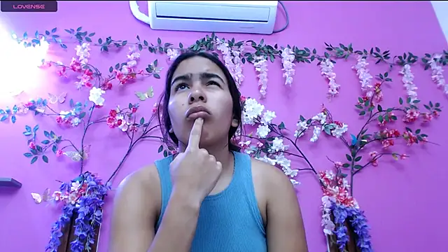 Snapshot of skinnysofia18 chatting on July 1, 1:56 pm skinnysofia18 online show from July 1, 1:56 pm