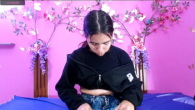 Snapshot of skinnysofia18 chatting on July 2, 2:01 pm skinnysofia18 online show from July 2, 2:01 pm