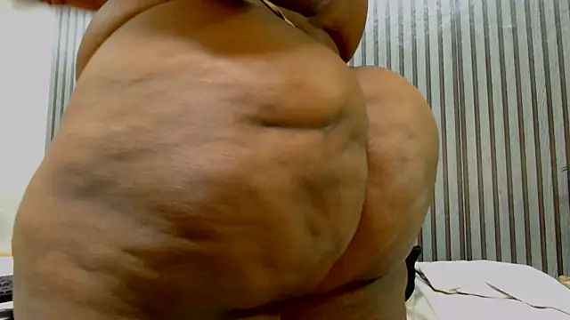Snapshot of ROYALASS25 chatting on June 10, 1:17 am ROYALASS25 online show from June 10, 1:17 am
