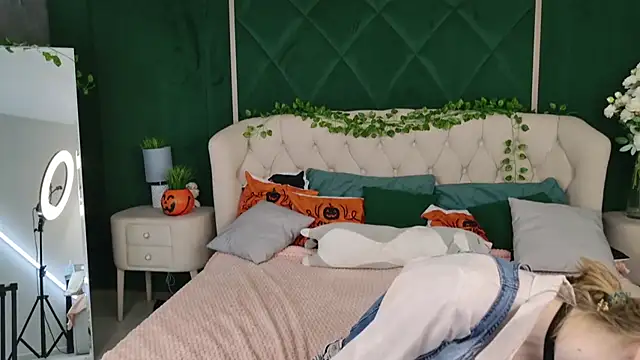 Snapshot of Beverly_Gomes chatting on October 31, 10:49 am Beverly Gomes online show from October 31, 10:49 am